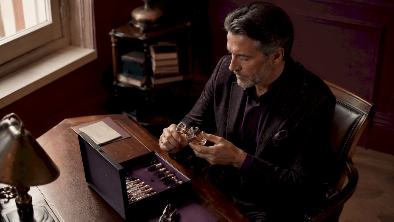 Un homme découvre un parfum d’exception lors d’un salon dédié à l’artisanat.