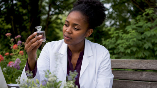Un chercheur se penche sur la composition d’un parfum formulé sans parabènes.