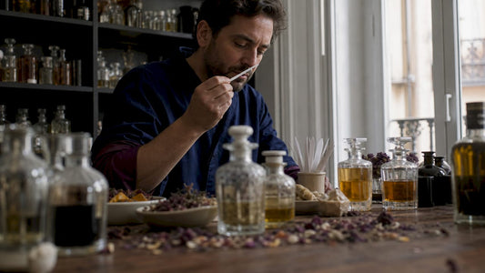 Maestro perfumista creando fragancias exclusivas en su taller