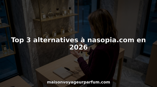 Une personne examine et compare plusieurs flacons de parfum artisanal disposés sur la table, cherchant peut-être à dénicher celui qui lui correspond le mieux.