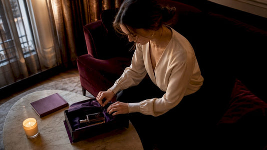 Une femme confectionne un parfum qu'elle offrira à l'être aimé.