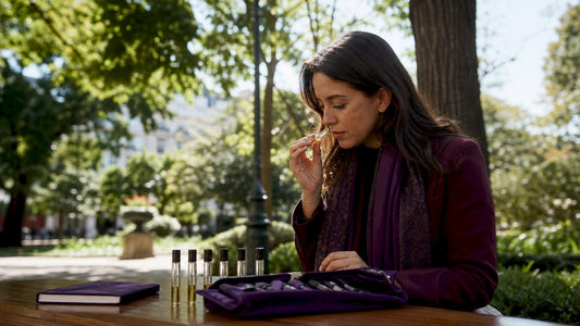 Mujer probando distintas fragancias en una perfumería