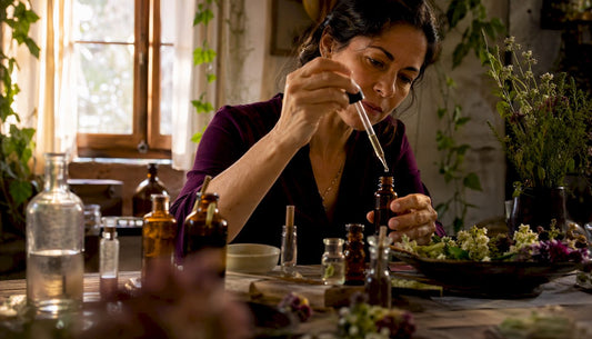Elaboración de perfumes artesanales en nuestro taller, utilizando esencias naturales de alta calidad.