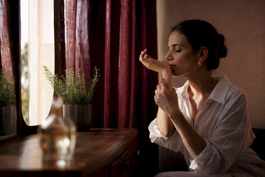Mujer disfrutando de un momento de relax mientras respira aire fresco en el interior