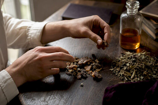 Mains choisissant des ingrédients bruts pour parfum