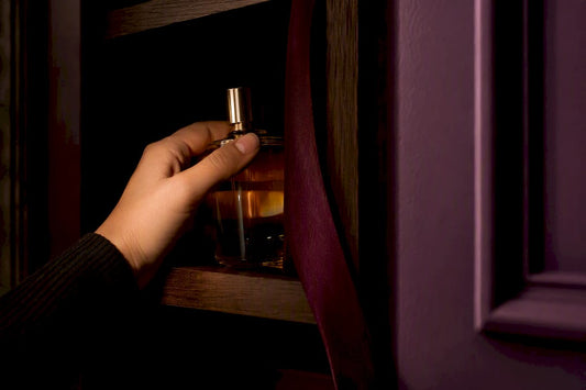 Flacon de parfum à l'abri dans une alcôve sombre