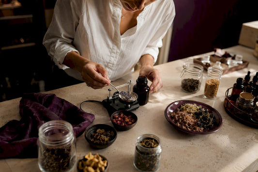Manos trabajando con materias primas para perfumes