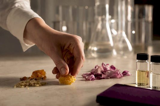 Cire d’abeille et ingrédients de base pour la parfumerie