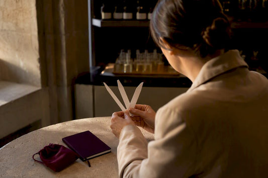 Mains comparant des échantillons de parfums anonymes