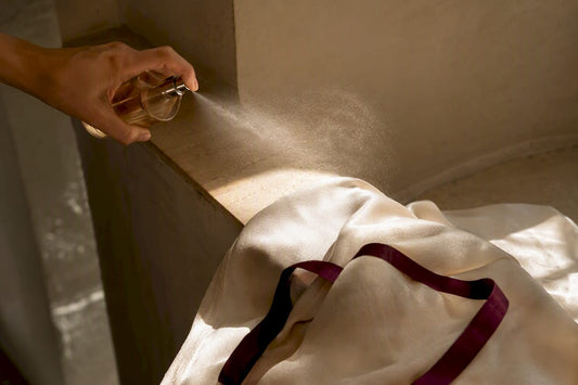 Brume parfumée vaporisée sur un vêtement